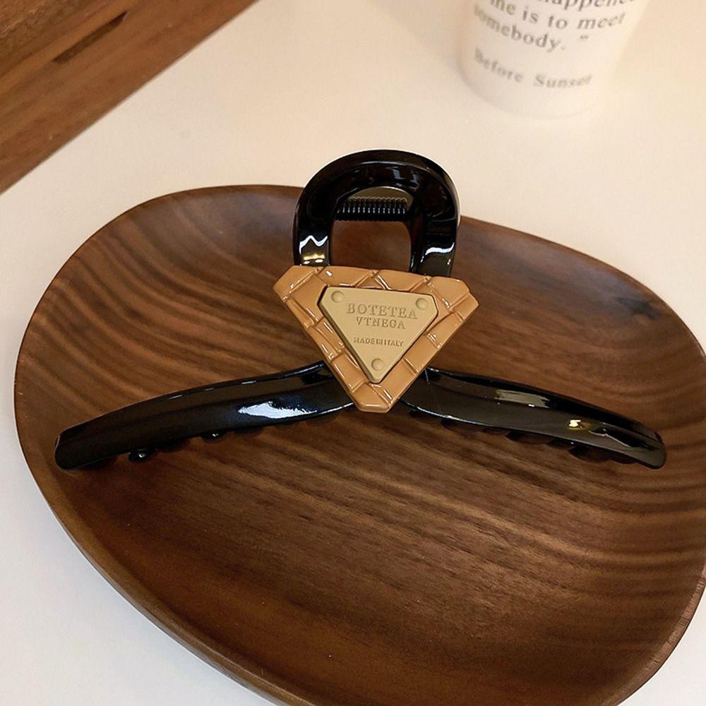 Agustina Tanda Segitiga Hair Claw Elegan Fashion Huruf Untuk Perempuan Hiu Besar Klip Hiasan Kepala Untuk Wanita Gaya Korea Hair Clip