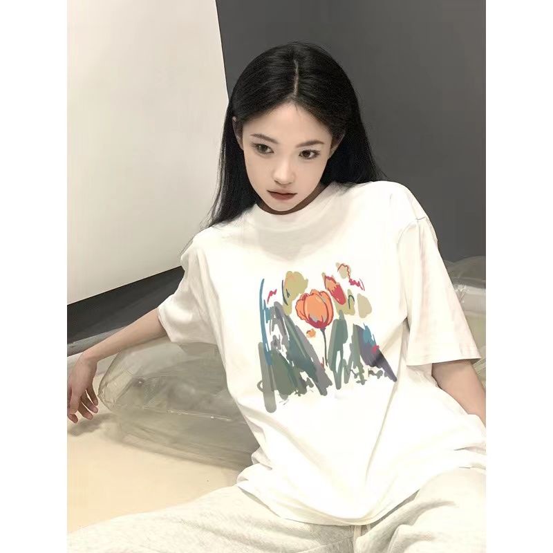 Red Retro Chic Hitam Leher Bulat Lengan Pendek T-shirt Wanita 2023 Musim Panas Baru Hong Kong Rasa Longgar Bahu T-shirt Kaos Putih