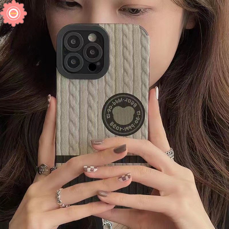 IPHONE Case Stiker Tekstur Kulit Mewah Kompatibel Untuk Iphone7 8 Plus XR X XS Max11 14 12 13 Pro Max Pola Rajut Lucu Garis Keju Bear Lembut Trendi Merek Silicon Cover