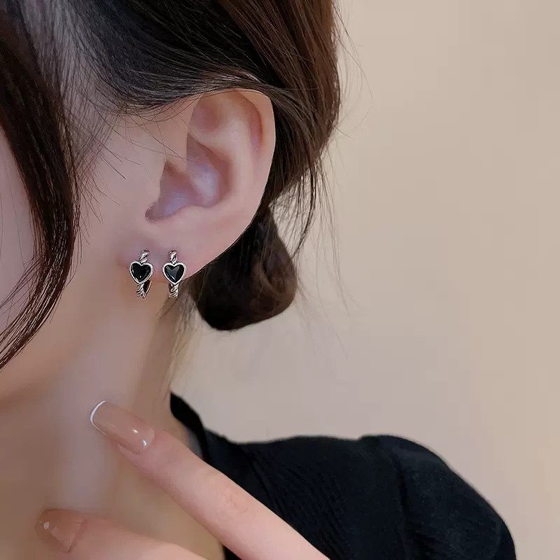 Anting Cinta Hitam Aksesoris Kepribadian Gelap