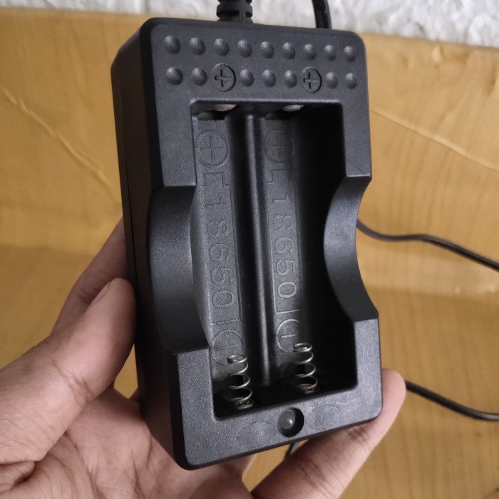 Taffware 1688AA Battery Charger Baterai Size 18650