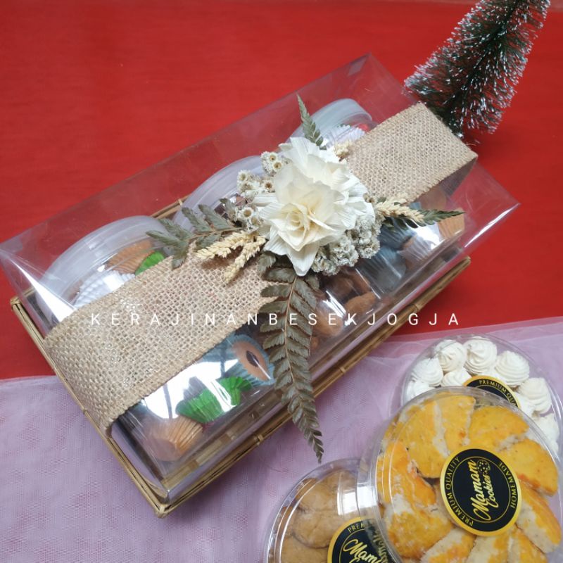

HANTARAN TUTUP MIKA / hantaran kue/hantaran Jogja/seserahan/hampers/parsel/bingkisan cantik/lebaran jogja