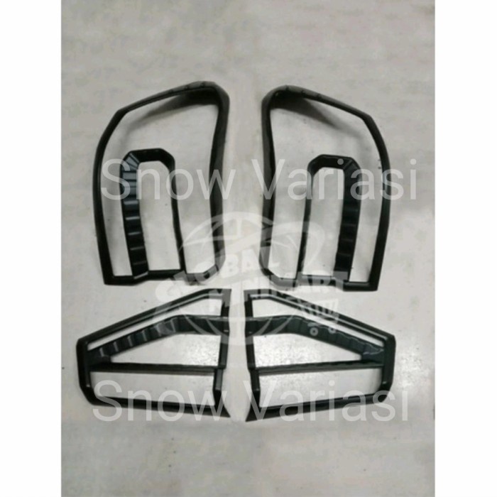 Garnis Garnish Lampu Belakang Daihatsu Rocky