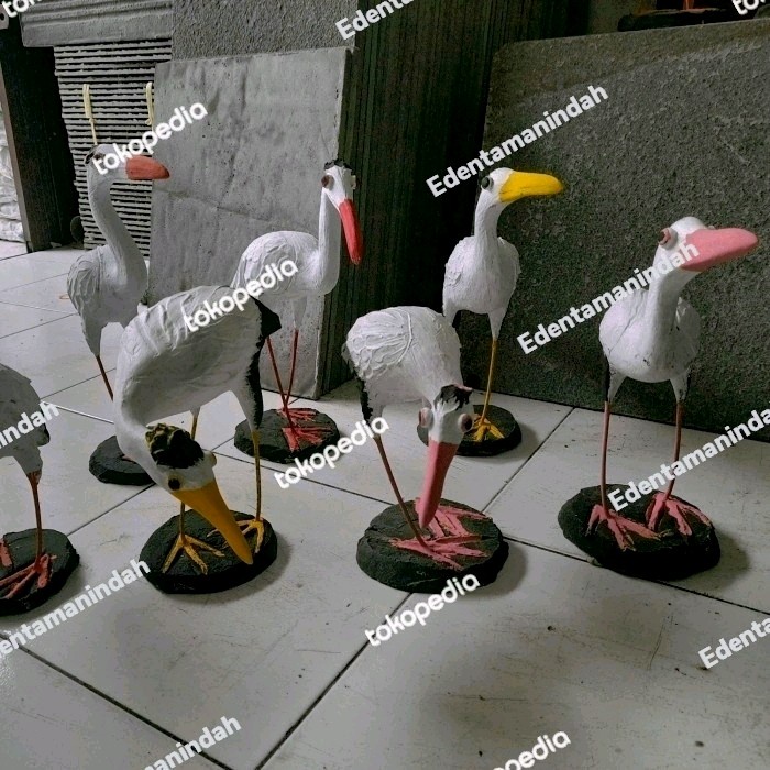 patung burung bangau