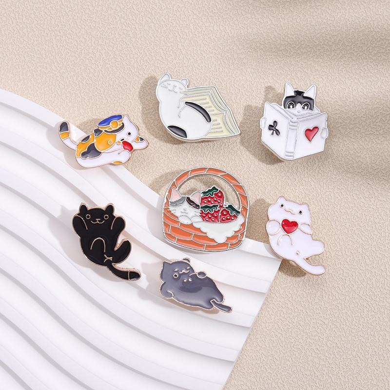 Kartun Kucing Enamel Pin Hitam Putih Hewan Membaca Bros Lucu Lencana Logam Aksesoris Custom Ransel Perhiasan Grosir