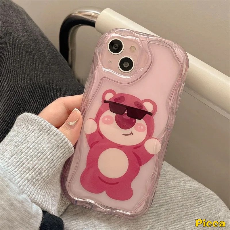 Case Motif Garis Beruang Lucu Kompatibel Untuk iPhone 7Plus XR 11 Pro Max 6s 8 6 7 Plus 14 13 12 Pro Max X XS Max SE 2020 Kartun Strawberry Beruang Manyo 3D Wavy Curved Edge Glossy Cover