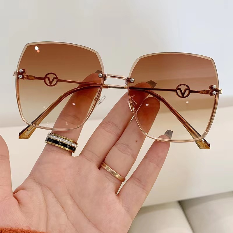 (YUZHU) Kacamata Hitam Tanpa Bingkai Logam Bergaya Baru Untuk Wanita Oversized Square Frame Gradient Shade Sunglasses