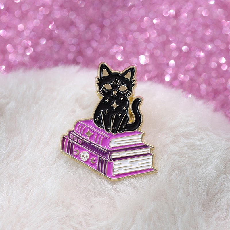 Kucing Hitam Enamel Pin Topi Penyihir Punk Goth Kristal Obat Teman Grosir Botol Buku Perhiasan Aksesoris Lapel Hadiah Halloween