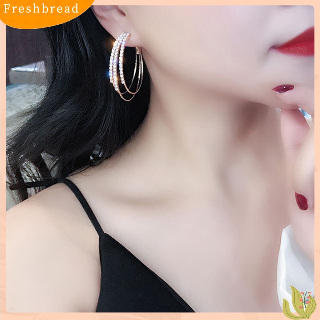 &lt; Freshbread &gt; 1pasang Anting Hoop Bulat Indah Berlian Imitasi Mengkilap Bentuk C Tiga Lapis Wanita Anting-Anting Aksesori Perempuan