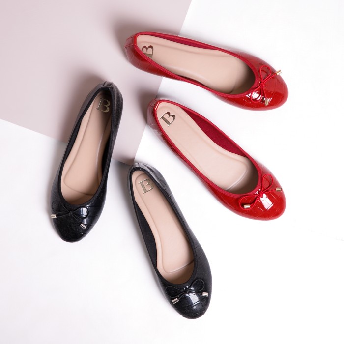 Berrybenka - Sepatu Flat Shoes Wanita Sophie Fana Bow - Black,36