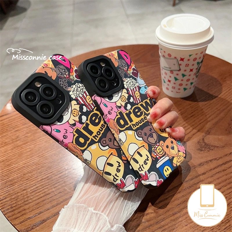 IPHONE Casing Rumah Drew Merek Trendi Kompatibel Untuk Iphone11 13 14 12 Pro Max Xr7 8 Plus X XS Max 7Plus Kartun Lucu Grafiti Beruang Smiley Tekstur Mewah Kulit Lembut Silicon Cover