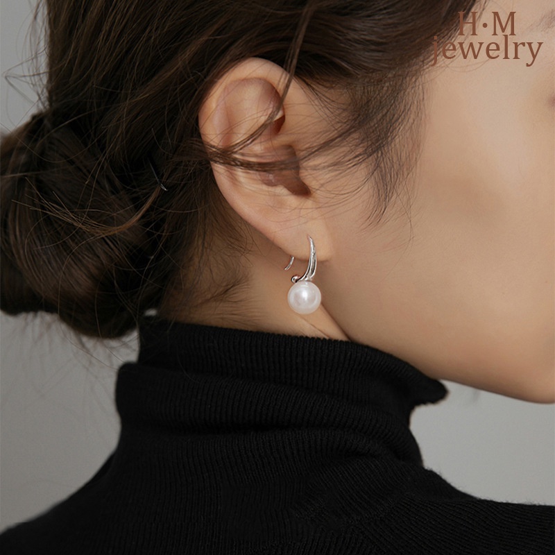 S925 Perak Cahaya Mewah Sederhana C-Shaped Pearl Earrings Perhiasan Telinga Temperamen Harian