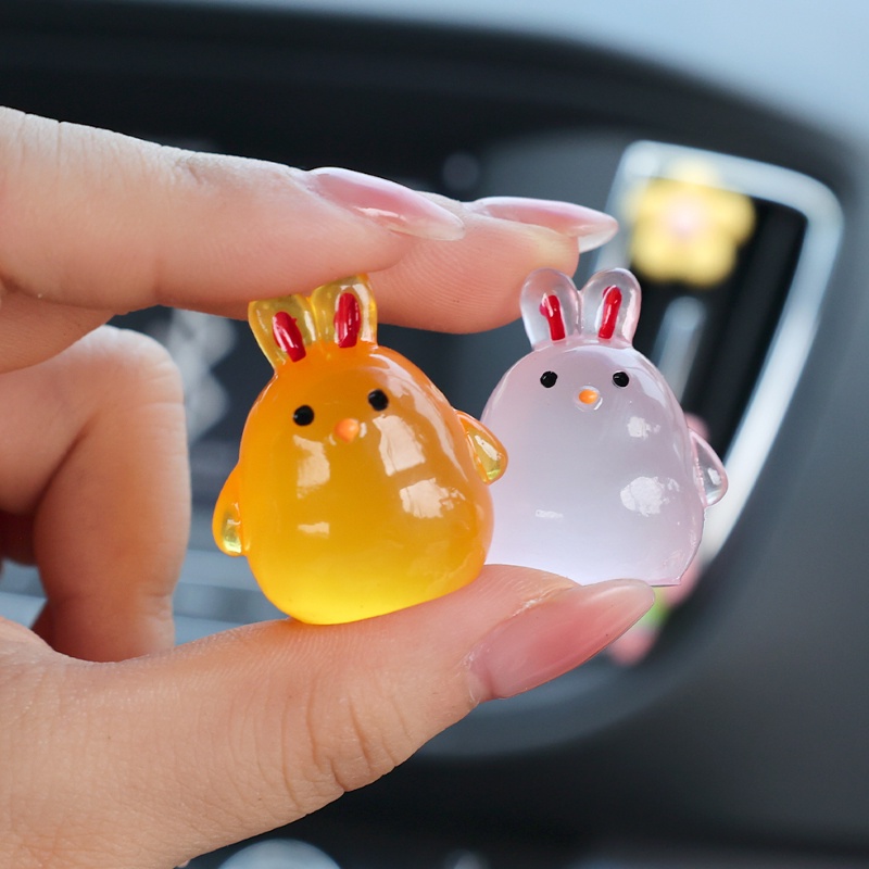 Boneka Resin Kelinci Bercahaya Mini Lucu Dekorasi Dashboard Mobil/ Kartun Patung Kelinci Kecil Ornamen Otomotif/ Aksesoris Hiasan Interior Kendaraan DIY