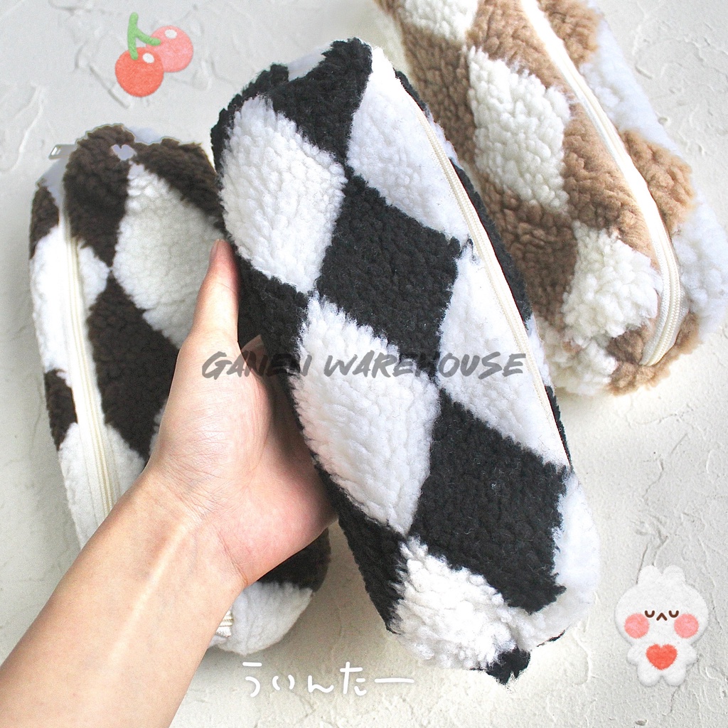 

[GW Tempat Pensil Motif Catur Bulu Aesthetic