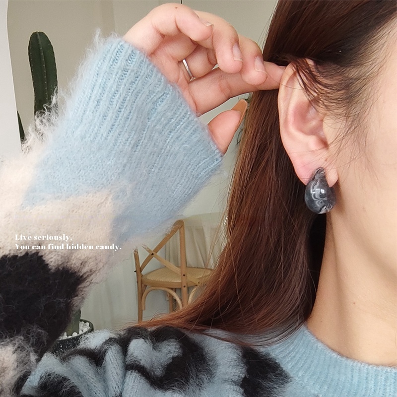 Gaya Dingin Kepribadian Temperamen Akrilik Anting Berbentuk Drop Korea Niche Resin Ear Studs