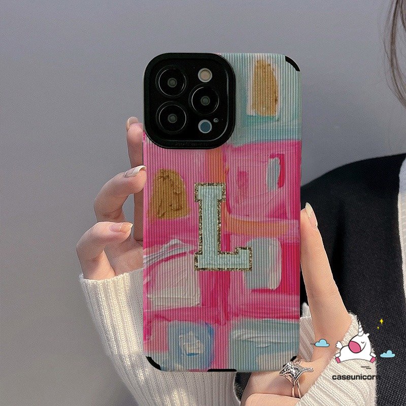 IPHONE Case Huruf Jahitan Warna Graffiti Artistik Kompatibel Untuk Iphone7 8 Plus XR X11 14 12 13 11 Pro MAX XS MAX Simple Cinta Hati Pink Gradasi Tekstur Kulit Lembut Shockproof Case