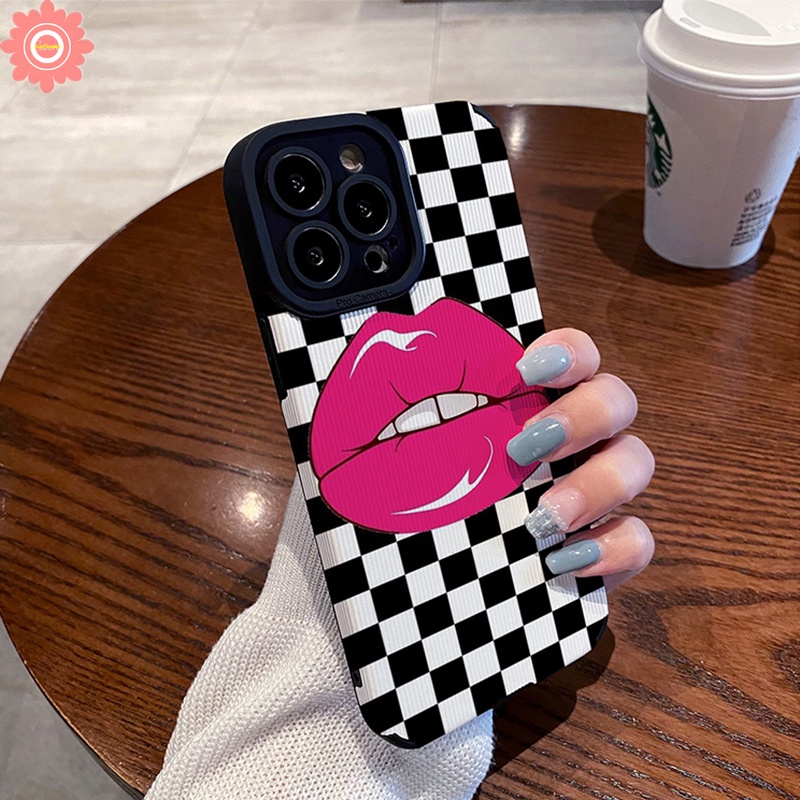 IPHONE Ins Kotak-Kotak Merah Kisses Lips Phone Case Kompatibel Untuk Iphone11 13 12 14 Pro MAX 7Plus XR X7 8 Plus XS MAX Mewah Tekstur Kulit Shockproof Soft Cover