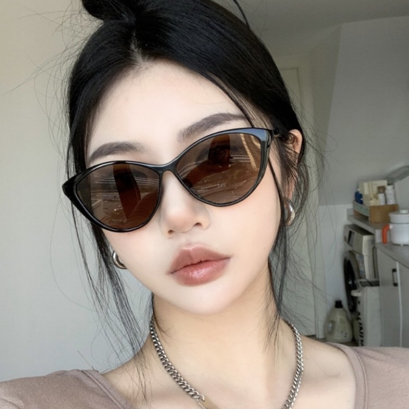 (YUZHU) Kacamata Hitam Mata Kucing Bentuk Kotak Hitam Coklat Gaya Retro Sunglasses Cocok Untuk Wanita