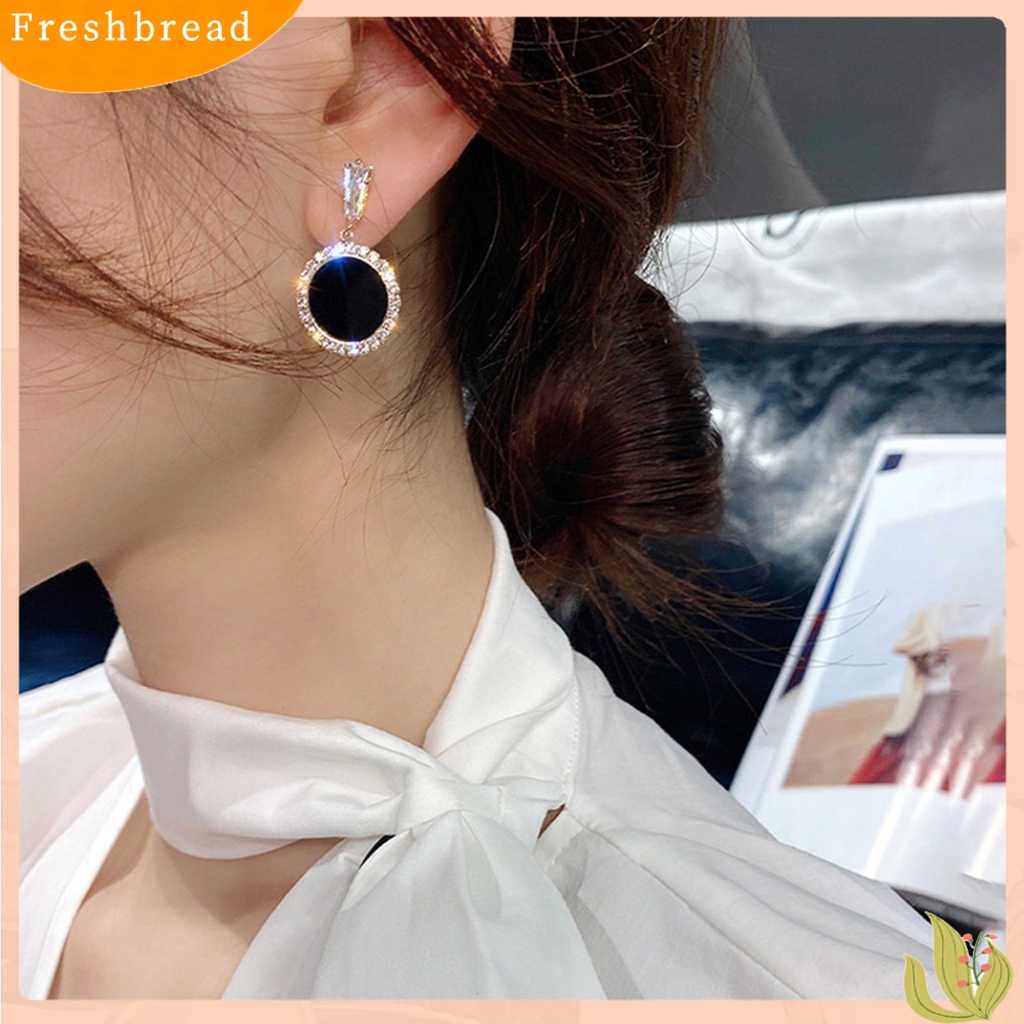 &lt; Freshbread &gt; 1pasang Anting Pejantan Bersinar Perak-Jarum Geometris Menjuntai Electroplating Temperat Dekorasi Eye-catching Hitam Bulat Berlian Imitasi Anting-Anting Aksesoris Pakaian