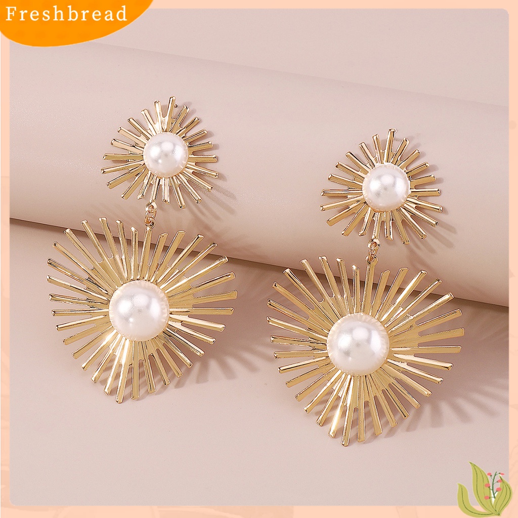 &lt; Freshbread &gt; 1pasang Anting Gantung Wanita Bentuk Hati Berongga Keluar Mutiara Imitasi Simetris Warna Kontras Dekorasi Telinga Anti-Alergi Gaya Klasik Drop Earrings Wanita Perhiasan