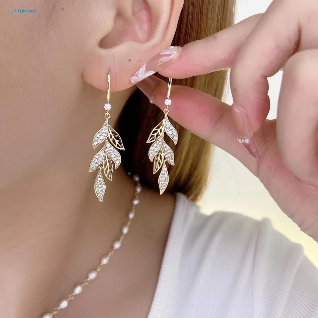 Lilyscent 1pasang Anting Menjuntai Mulia Fashion Perhiasan Berlian Imitasi Hias Daun Berongga Anting Kait Elegan