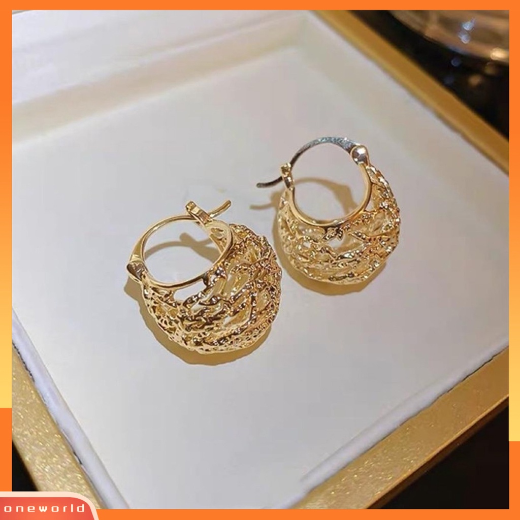 [WOD] 1pasang Anting Wanita Bentuk Kreatif Tidak Iritasi Desain Berongga Keluar Anti-Oksidasi Mempesona Efek Visual Dekoratif Logam Lady Pernikahan Anting Fashion Perhiasan Aksesoris