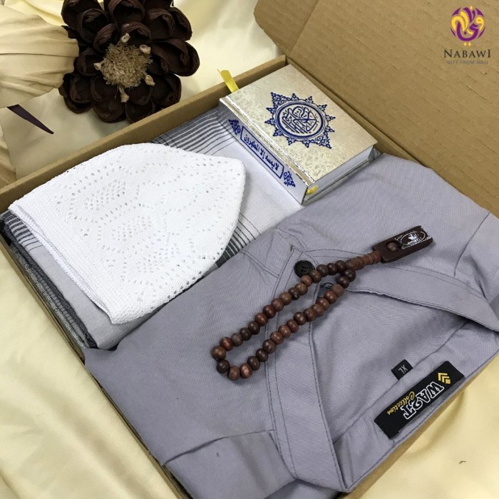 

[KOS] Hampers Cowok Sholeh Sarung & Baju Koko Kado Ultah Wisuda Anniversary - M, Cokelat