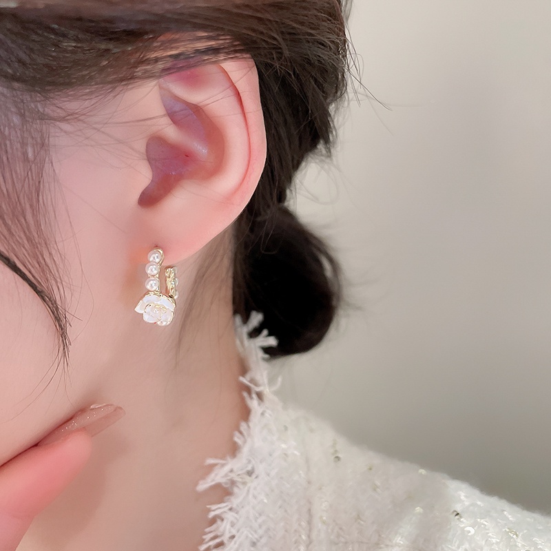 Gaya Baru Perancis High-End Mode Sederhana Ringan Temperamen Mewah Anting Bunga Mutiara