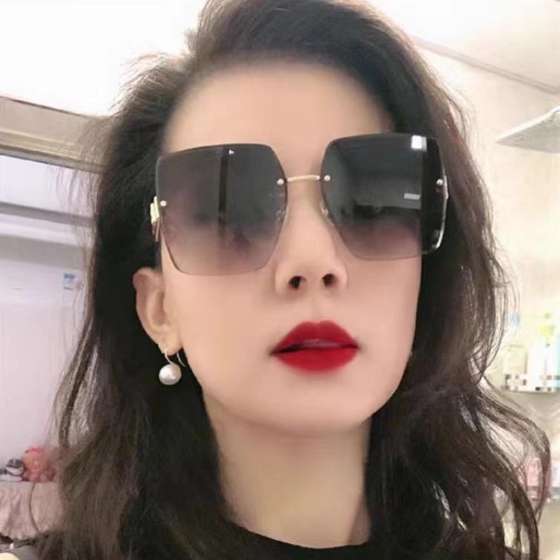 (YUZHU) Kacamata Hitam Tanpa Bingkai Logam Bergaya Baru Untuk Wanita Oversized Frame Kerai Tabir Surya Sunglasses