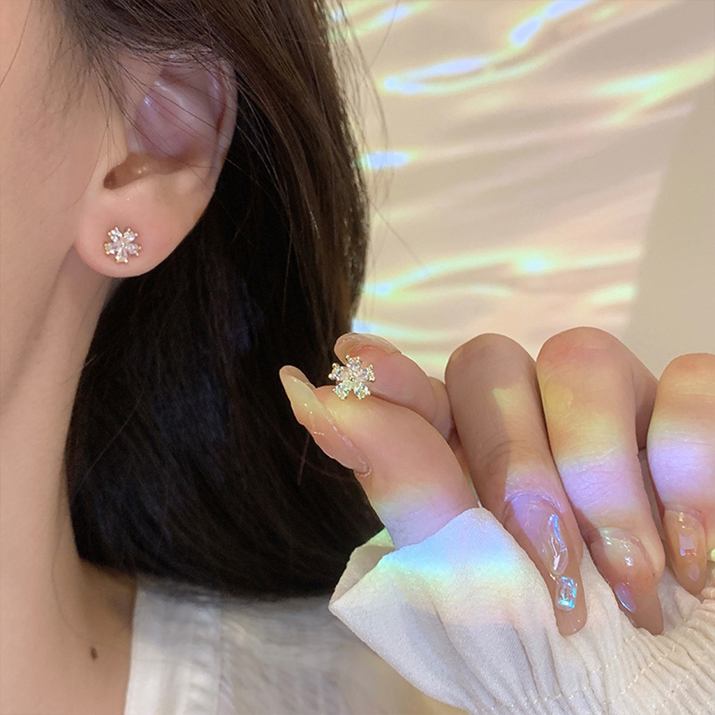 Satu Pasang Mewah Mengkilap Zirkon Kristal Snowflake Ear Stud Elegan Wanita Fashion Perhiasan Emas Titanium Steel Anting