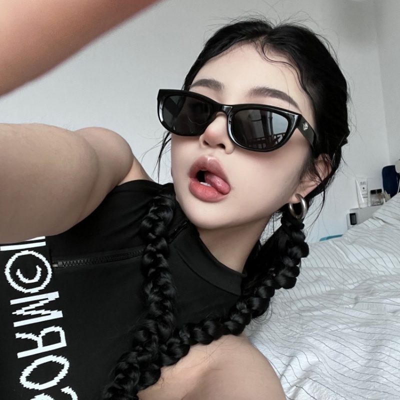 (YUZHU) Korea Fashion Bingkai Kecil Mata Kucing Kacamata Hitam Vintage Fashion Oval Frame Meter Spike Sunglasses