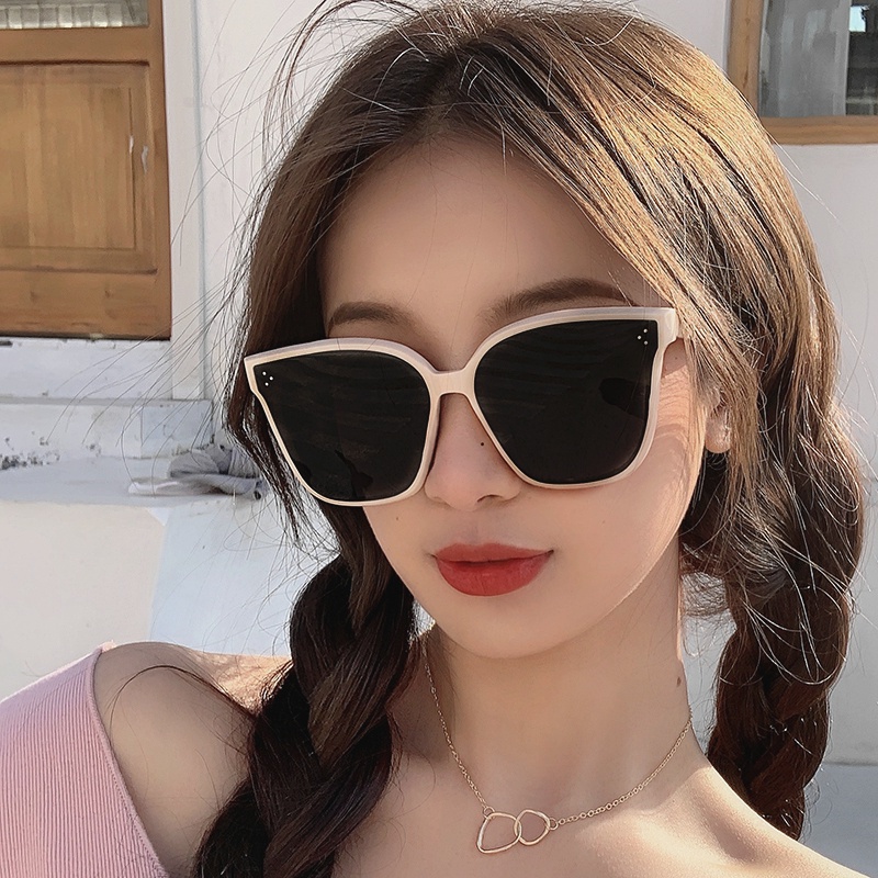 We Flower Trendy Vlogger Hitam Oversized Sunglasses Untuk Wanita Pria Aesthetic Shades Korean Fashion UV400 Protection Eyeglasses for Her Outdoor Driving Eyewear OOTD Ornaments