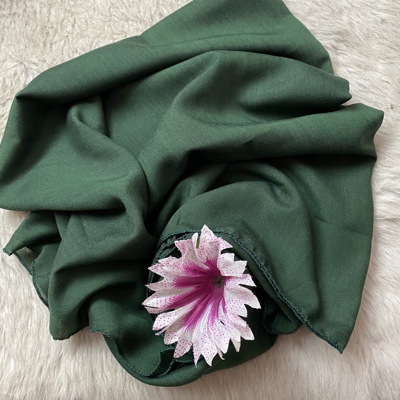 hijab segi empat paris voal premium warna hijau botol/segi empat paris voal premium warna hijau boto