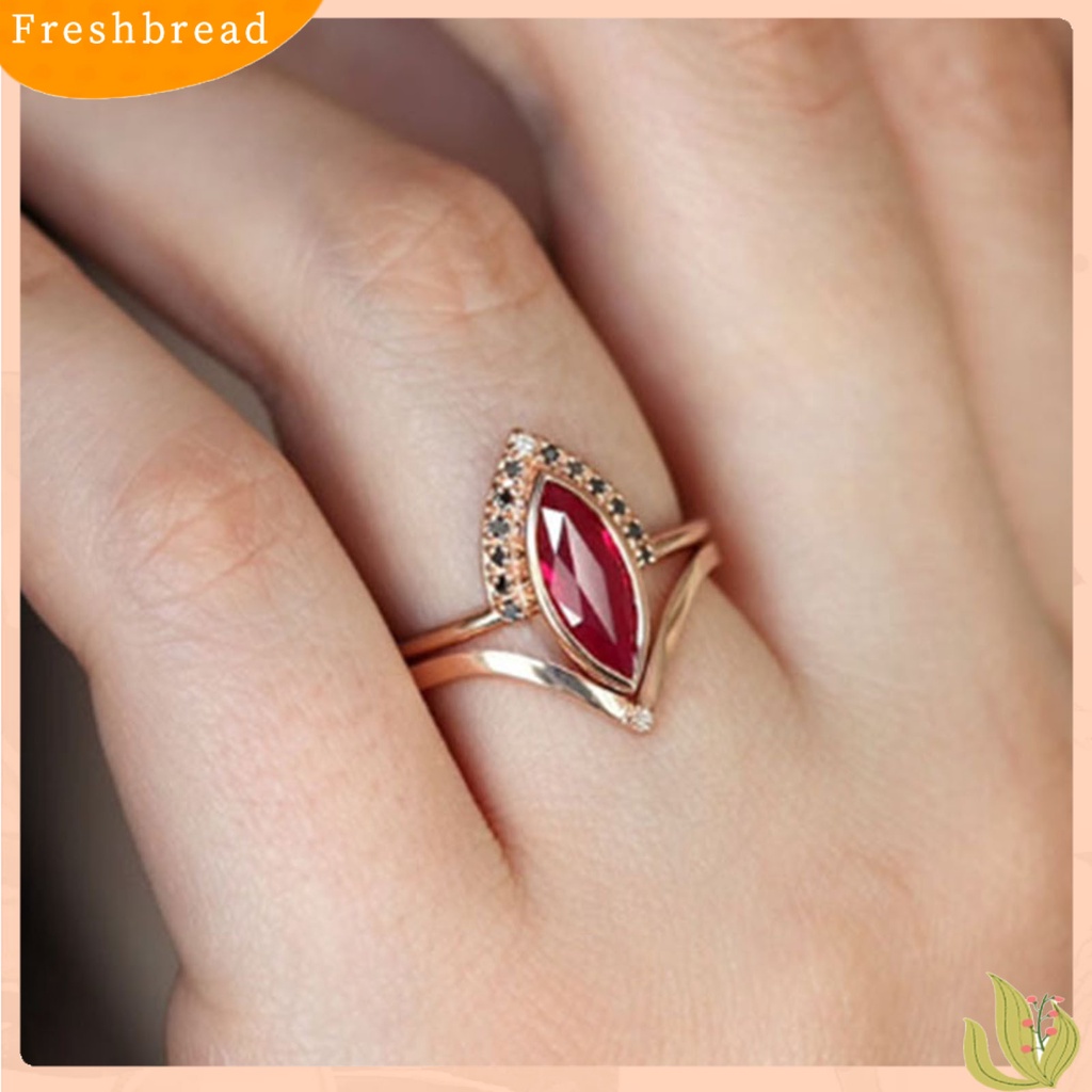 &lt; Freshbread &gt; 2Pcs/Set Berlian Imitasi Retro Couple Rings Alloy Red Prismatic Faux Crystal Finger Rings Charm Jewelry