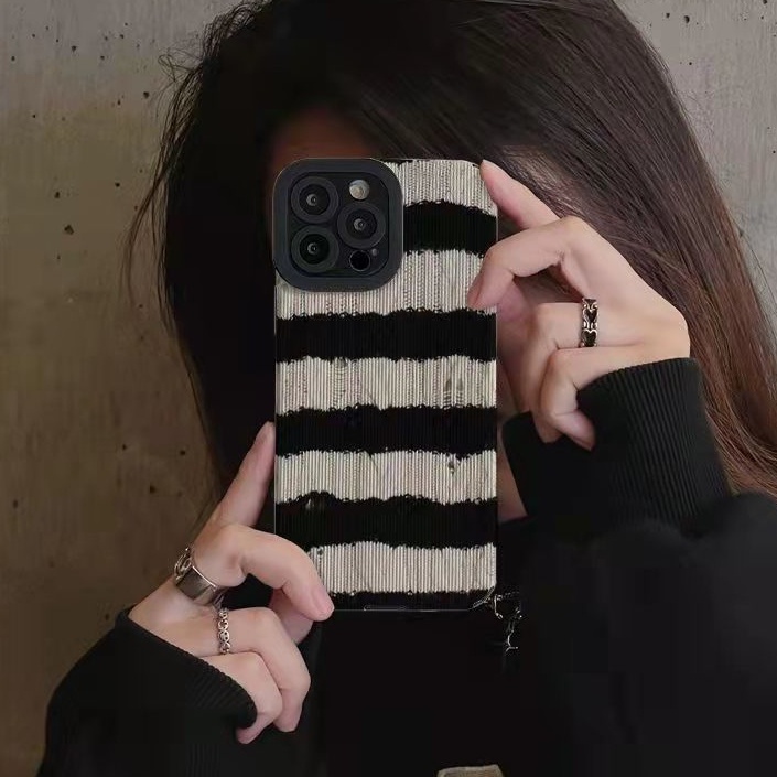 【Lamb Skin】Black and White Sweater Leather Soft Case for IPhone 6S 7 Plus 8 Plus X XS XR XS Max 11 13 12 14 PRO Max 14 Plus 12 13 Mini Ins Fashion Twisted Stripe Girl Women's Gift