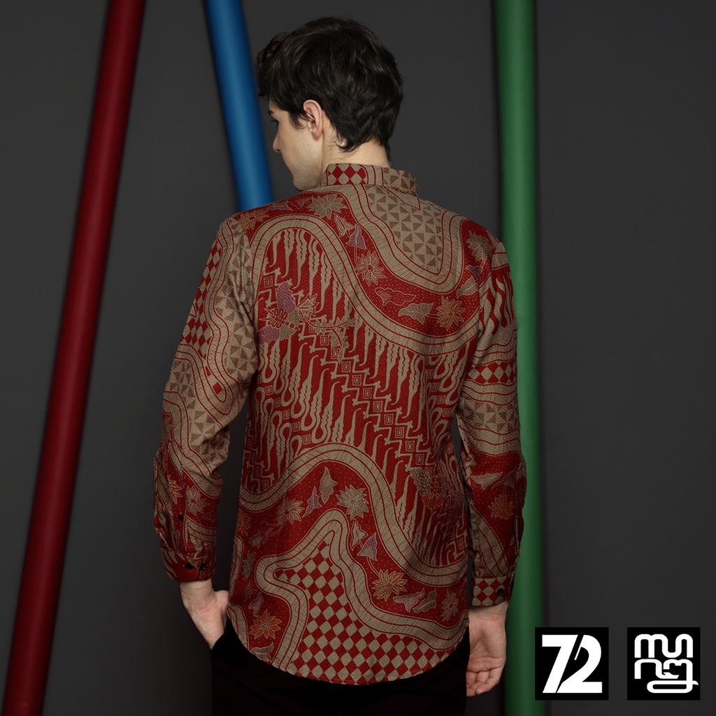 KEMEJA BATIK PRIA LENGAN PANJANG Kemeja Dobby Slimfit Motif Parang Kupu Warna Merah Coklat 723702 Cap 72 - Baju Kemeja Atasan Pakaian Setelan Batik Pria Cowok Laki Laki Remaja Keluarga Kantor Lengan Panjang Modern Slimfit Slim Fit Premium Kekinian