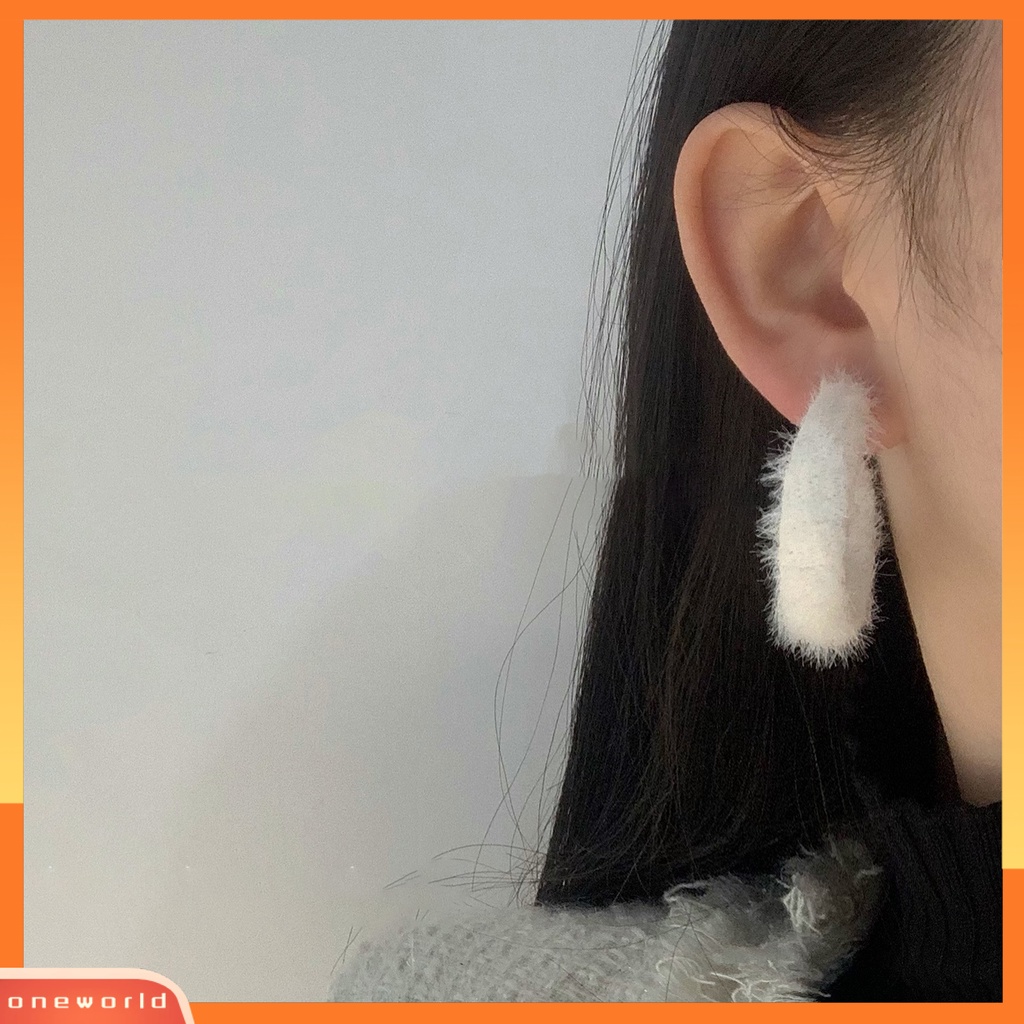 [WOD] 1pasang Anting Hoop Mewah Geometris Berbentuk C Temperamen Lingkaran Besar Hias Hadiah Wanita Gadis Anting Bulat Pesona Perhiasan Untuk Musim Gugur Dingin