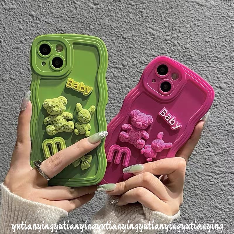 IPHONE Kartun 3D Huruf M Boneka Beruang Busur-Simpul Anti-Jatuh Casing Belakang Kompatibel Untuk Iphone11 14 12 13Pro Max XR X XS Max8 7 Plus 14 Plus SE 2020mewah Bergelombang Tepi Warna Solid Cover