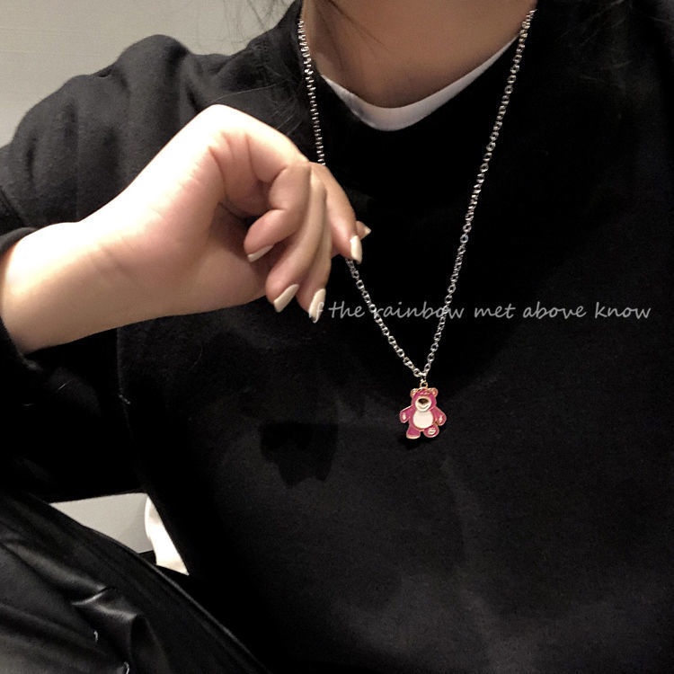 Kalung Beruang Strawberry Kartun Lucu Gadis Gaya Baru Liontin Panjang Sederhana All-Match Sweater Rantai