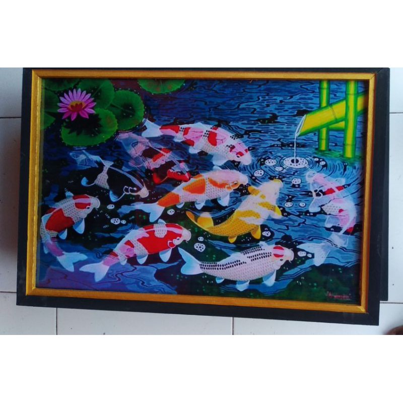 lukisan cetak ikan koi keberuntungan plus bingkai ukuran 65×45