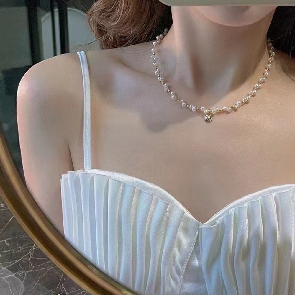 Eropa Amerika Retro Mutiara Kalung Wanita High-end Desain Rasa Niche Berliku Rantai Tulang Selangka Angin Dingin Potret Liontin Aksesoris Perhiasan Gadis Seksi