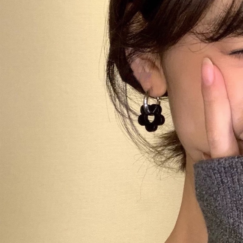 A HELLO Girl Anting Gadis Bunga Hitam High-end Gaya Korea Anting Tidak Teratur