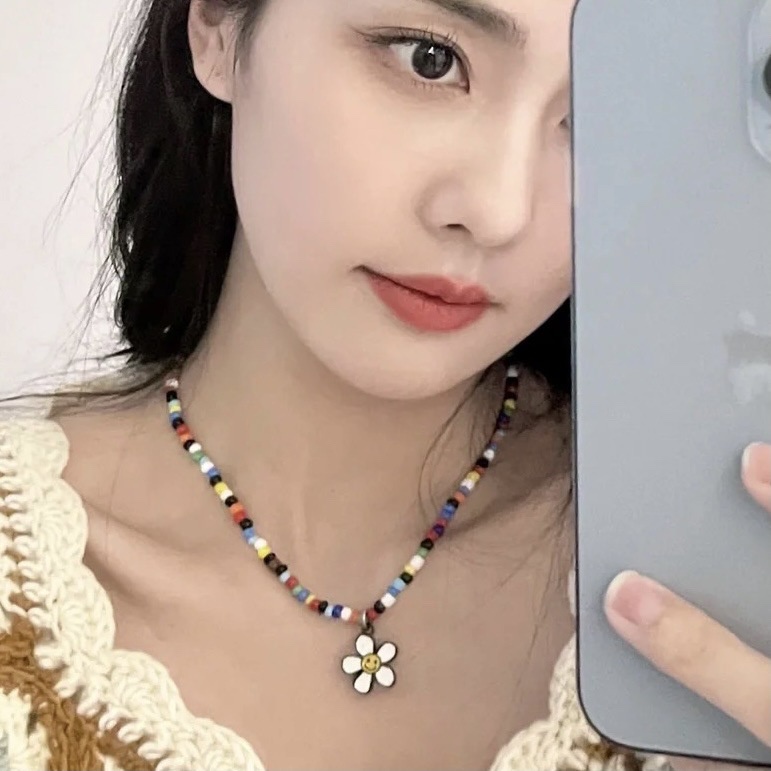 Roselife Unisex Korea Musim Panas Trendi Akrilik Warna-Warni Manik-Manik Wajah Senyum Bunga Matahari Liontin Choker Pendek Kalung Untuk Wanita Pria Liburan Tulang Selangka Rantai Kalung Perhiasan