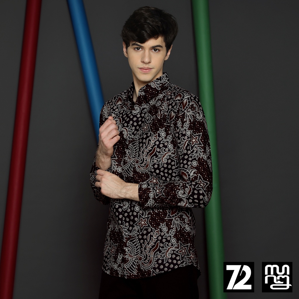 BAJU BATIK PRIA Kemeja Lengan Panjang Slimfit Premium Motif Burung Bintang Warna Hitam Coklat 723708 Cap 72IL - Baju Kemeja Atasan Pakaian Setelan Batik Pria Cowok Laki Laki Remaja Keluarga Kantor Lengan Panjang Modern Slimfit Slim Fit Premium Kekinian