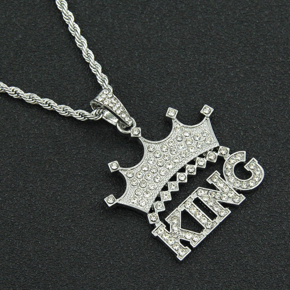 [X C Kalung] Warna Emas Zirkonium Mahkota Surat Raja Stainless Steel Hip Hop Vintage Pria Dan Wanita Kalung Pesta Ulang Tahun Hadiah Fashion Liontin