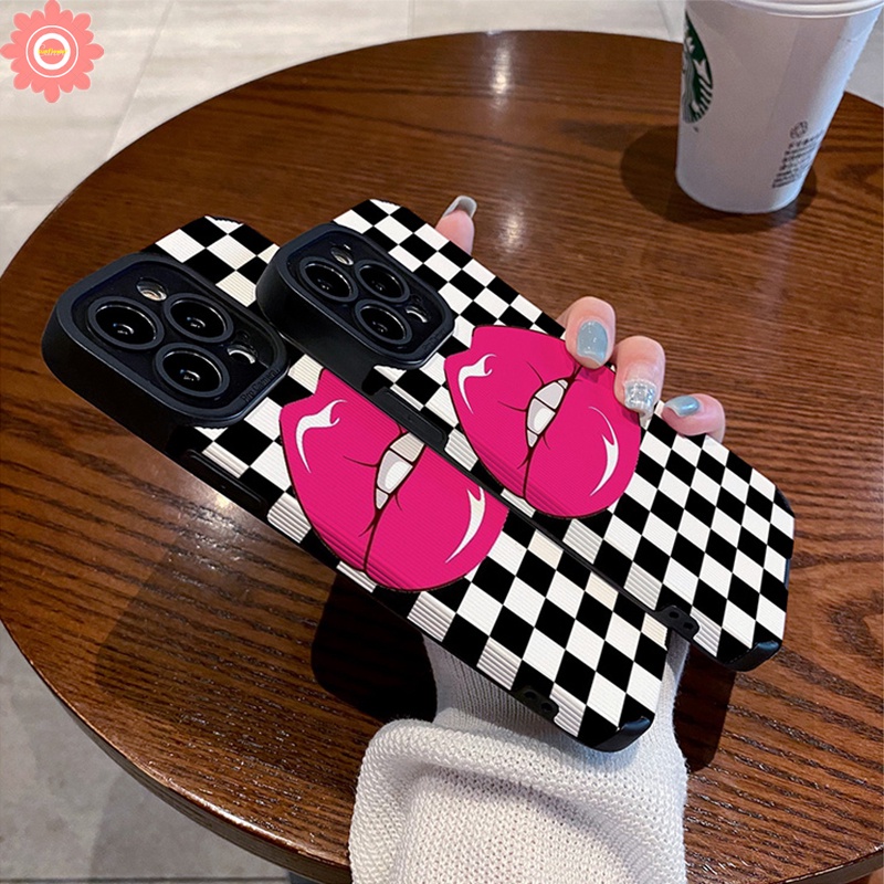 IPHONE Ins Kotak-Kotak Merah Kisses Lips Phone Case Kompatibel Untuk Iphone11 13 12 14 Pro MAX 7Plus XR X7 8 Plus XS MAX Mewah Tekstur Kulit Shockproof Soft Cover