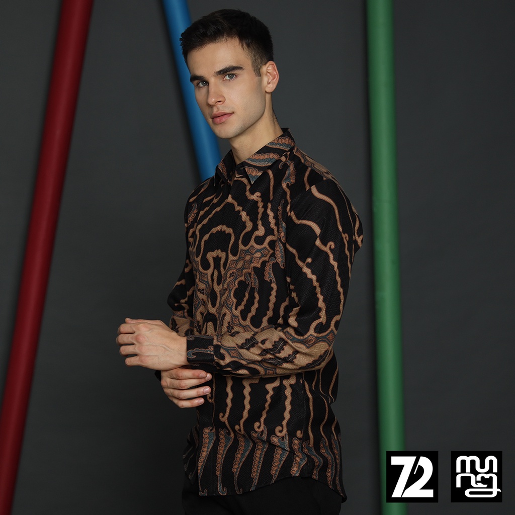 KEMEJA BATIK PRIA LENGAN PANJANG Kemeja Dobby Slimfit Motif Medousa Warna Hitam Coklat 723541 Cap 72 - Baju Kemeja Atasan Pakaian Setelan Batik Pria Cowok Laki Laki Remaja Keluarga Kantor Lengan Panjang Modern Slimfit Slim Fit Premium Kekinian