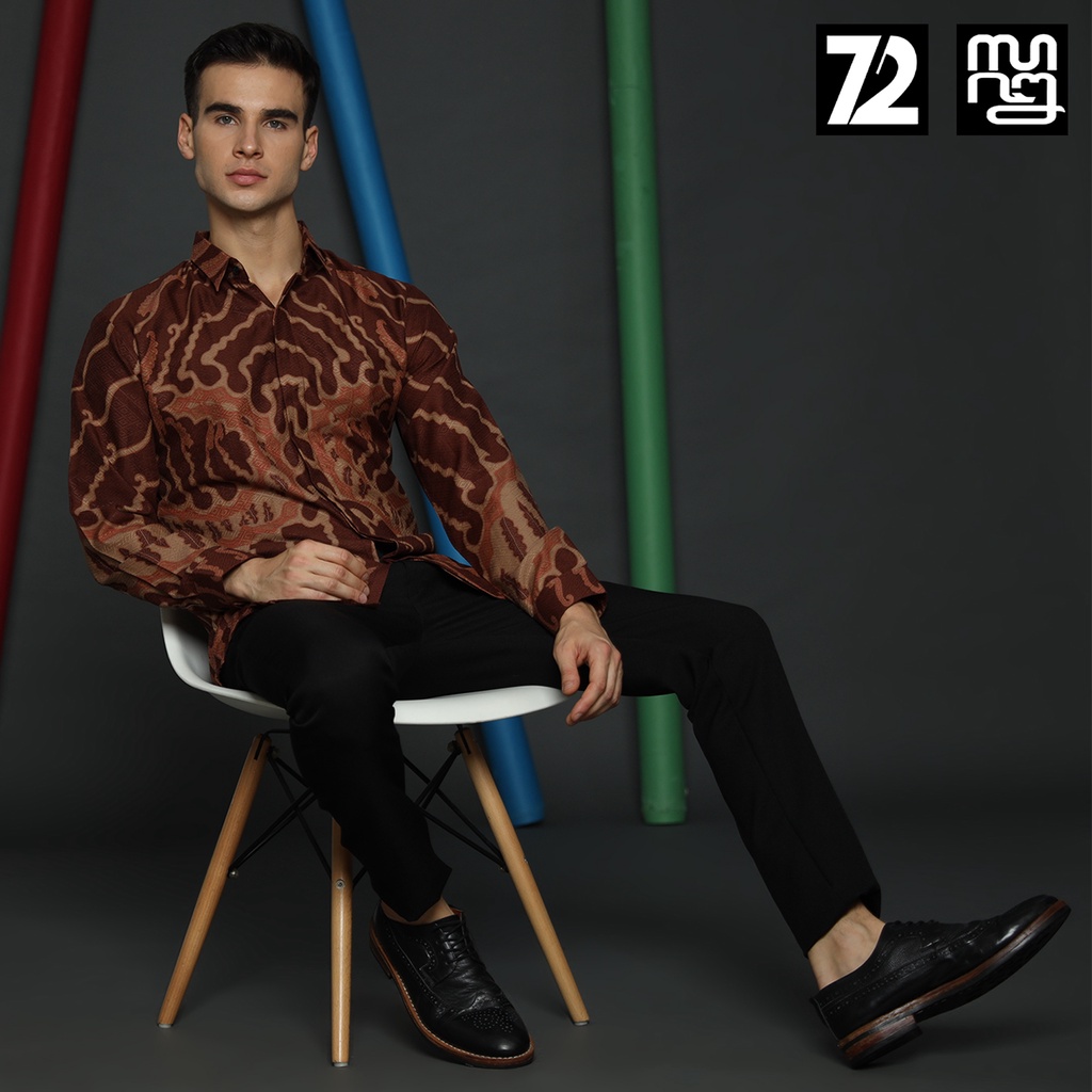 KEMEJA BATIK PRIA LENGAN PANJANG Kemeja Dobby Slimfit Motif Medousa Warna Coklat 723543 Cap 72 - Baju Kemeja Atasan Pakaian Setelan Batik Pria Cowok Laki Laki Remaja Keluarga Kantor Lengan Panjang Modern Slimfit Slim Fit Premium Kekinian