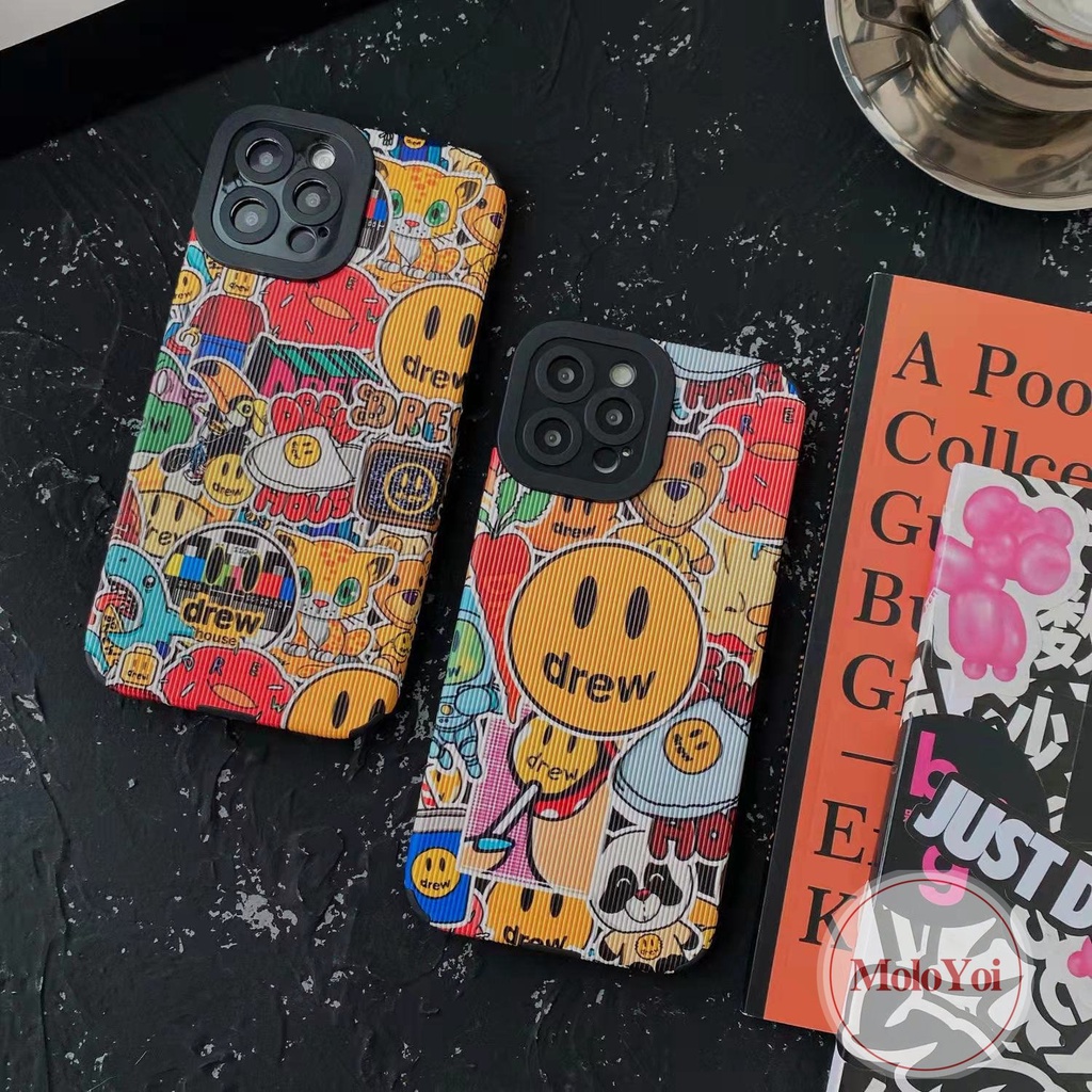 Casing Rumah Drew Merek Trendi Kulit Tekstur Mewah Kompatibel Untuk iPhone XR XS X Max 11 Pro Max8 7 Plus 13 12 14 Pro Max Graffiti Lucu Kartun Beruang Smiley Phone Soft Cover