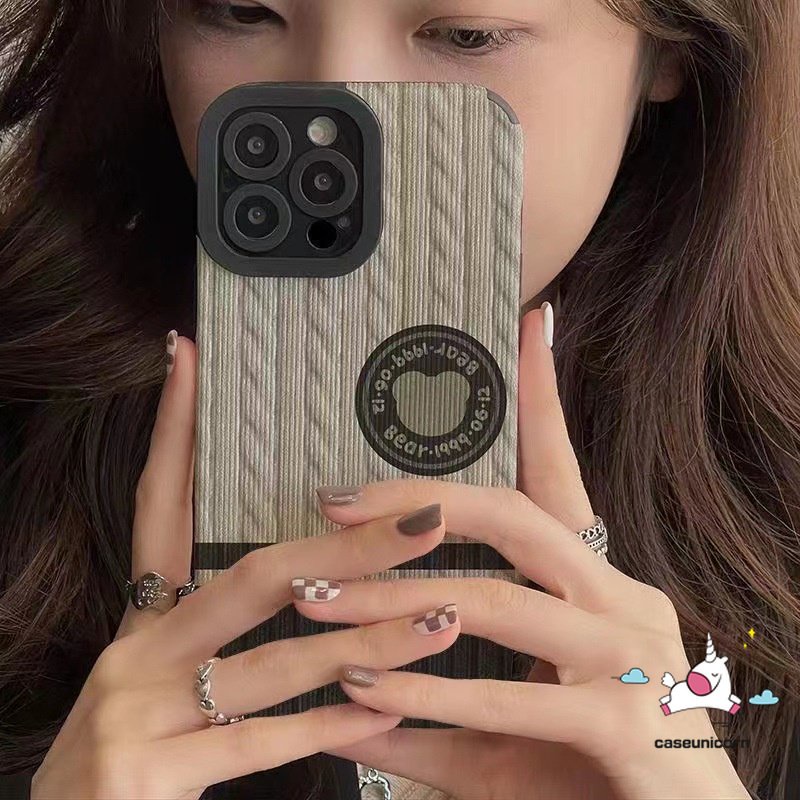 IPHONE Kartun Beruang Soft Phone Case Kompatibel Untuk Iphone11 13 14 7Plus XR 12 Pro MAX X 7 8 Plus XS MAX Fashion Rajut Pola Garis Briket Lucu Mewah Tekstur Kulit Cover